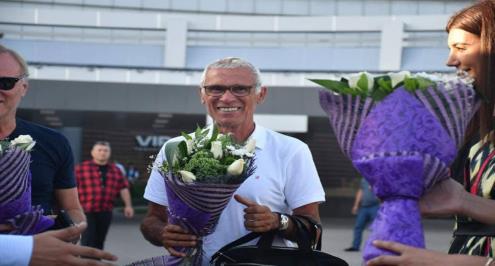 أوزبكستان تستقبل كوبر بـ"الورد" ولافتات ترحيب